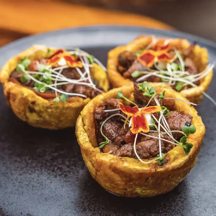 CANASTICAS DE PLÁTANO CON LOMO SALTADO