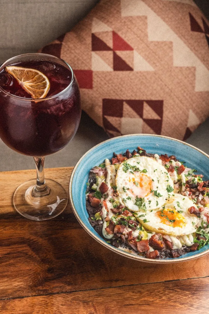Sangría y huevos junto a los cojines