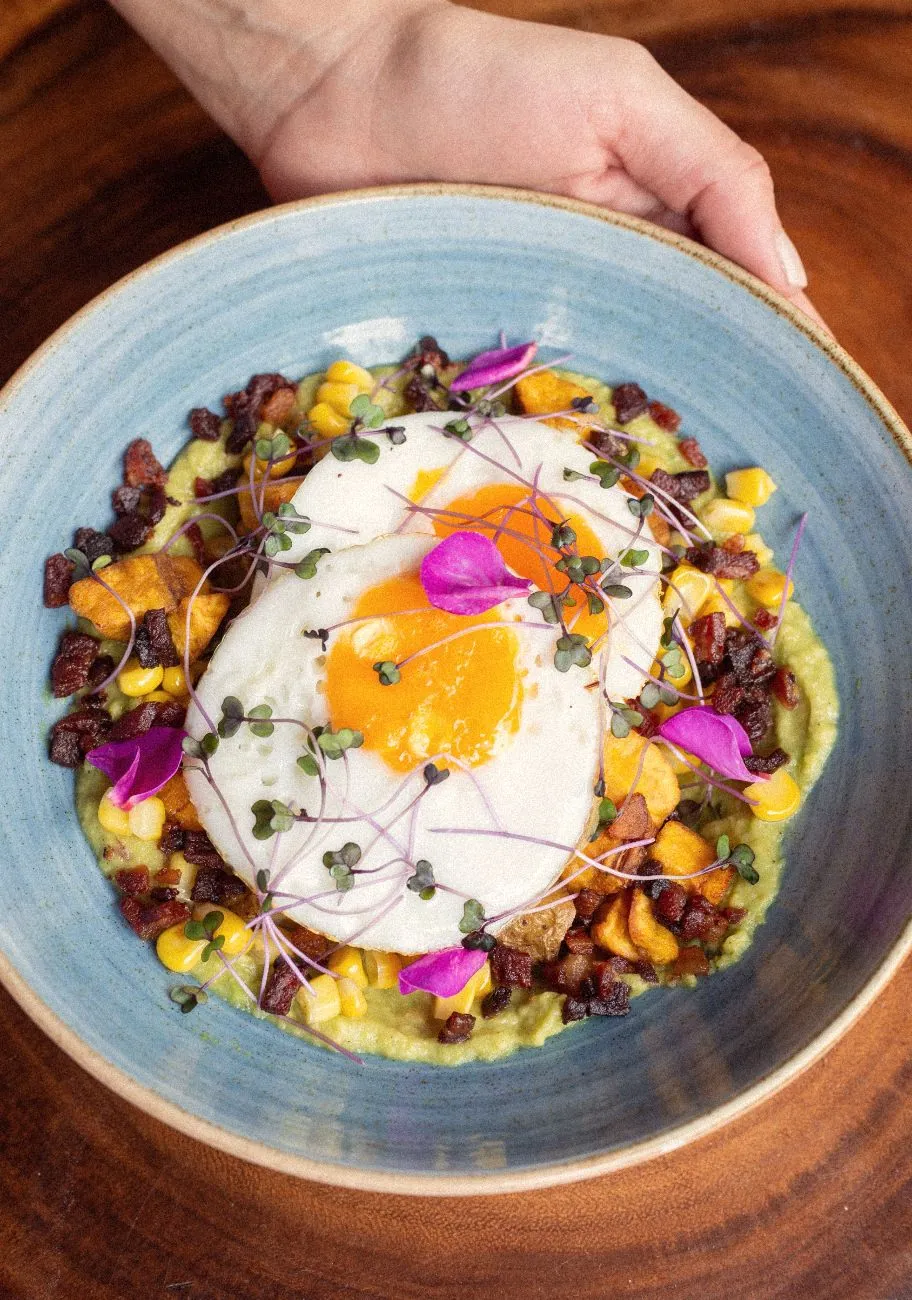 Huevos con chorizo y maíz
