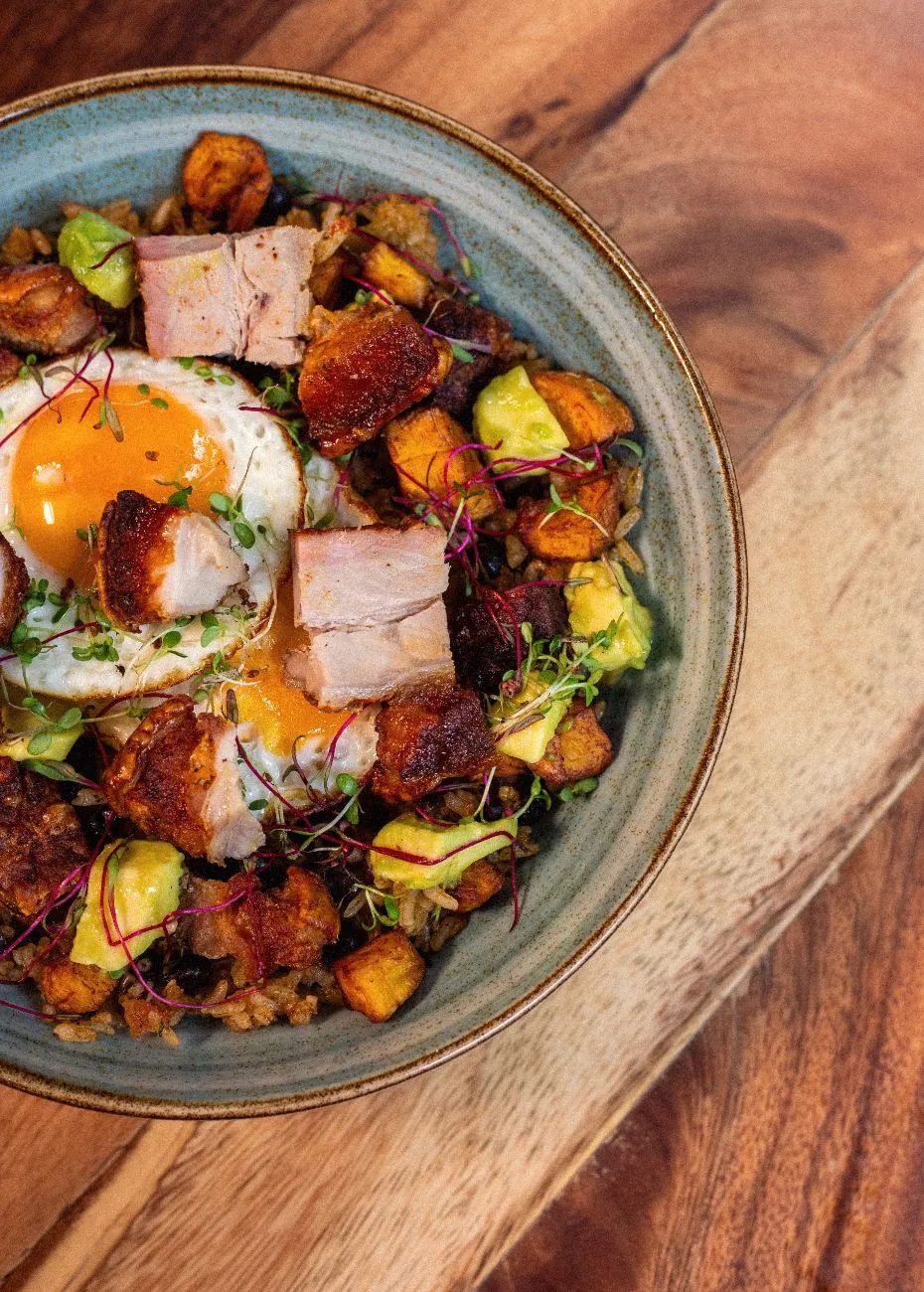 Bowl con chicharrón y huevo