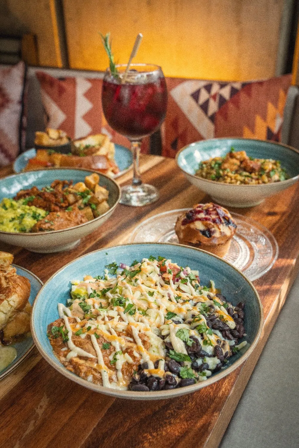 Un bowl en una mesa al aire libre