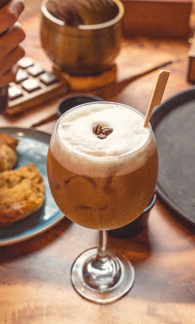 La barra de Mantra Café, de cara a la calle
