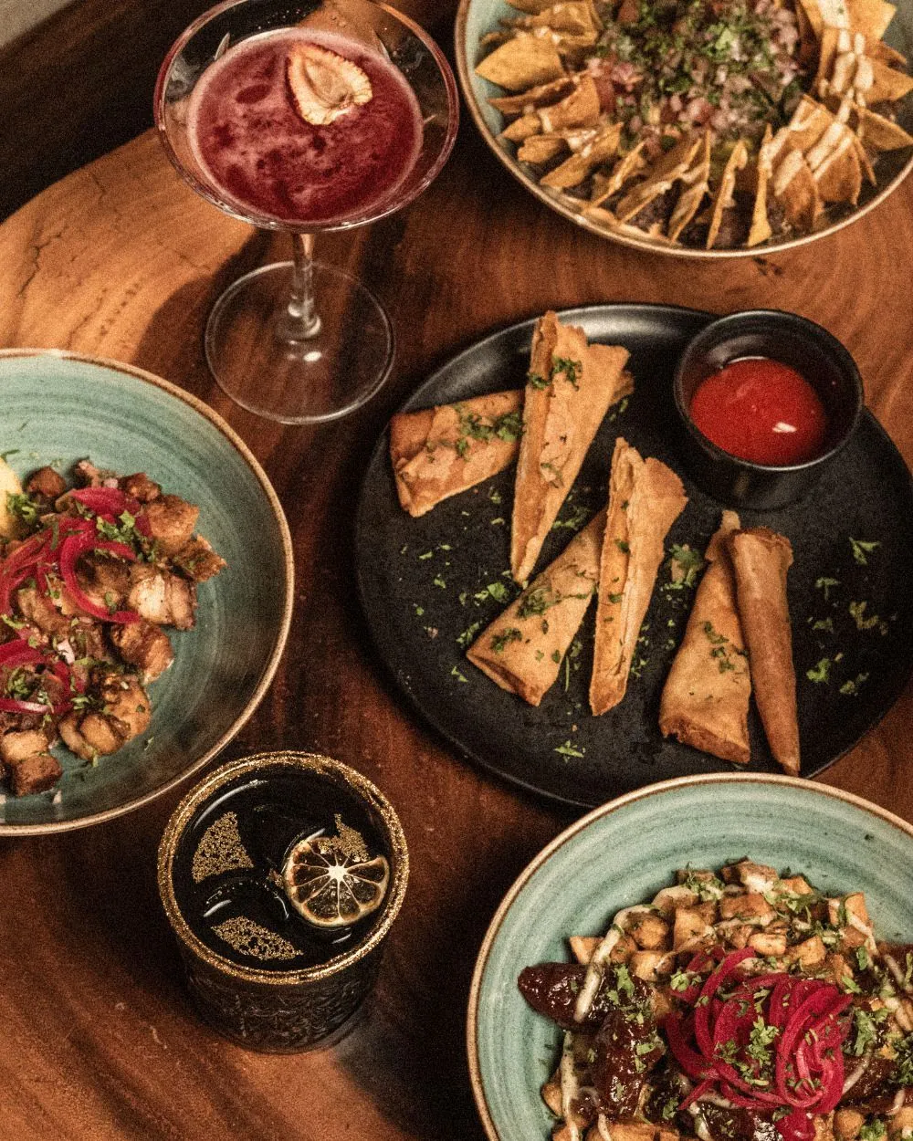 Tapas al centro de la mesa